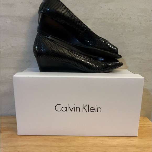 Calvin Klein BREE MTLC PYTHON Black Textured Wedges - Picture 8 of 10